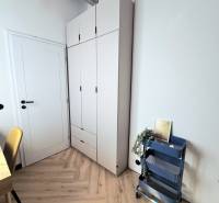 Ein stilvolles Eck in einer 3-Zimmer-Wohnung mit einem Holzboden und einem Aufbewahrungsregal.