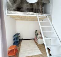 Kinderzimmer in einer 3-Zimmer-Wohnung mit einem Etagenbett und einem Boden in Holzoptik.