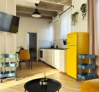 Innenraum einer 3-Zimmer-Wohnung mit Holzboden, gelbem Kühlschrank und weißer Küchenzeile.