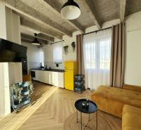 Wohnzimmer in einer 3-Zimmer-Wohnung mit Holzboden und gelbem Kühlschrank.