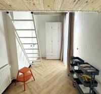 Innenraum einer 3-Zimmer-Wohnung mit Holzboden und Treppe zum Obergeschoss.