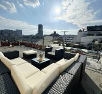 Dachterrasse mit Rattansitzgruppe in Bratislava-Staré Mesto in der Wilsonova-Straße.