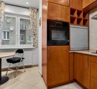 Küche in einer 3-Zimmer-Wohnung mit Essecke und Holzdekor der Schränke.