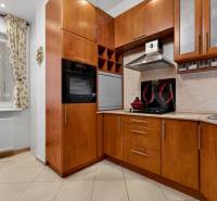 Küche in einer 3-Zimmer-Wohnung, ausgestattet mit Holzdekor und einem Gasherd.