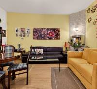 Wohnzimmer in einer 3-Zimmer-Wohnung mit Holzboden und bequemen Sitzgelegenheiten.