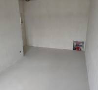 Ein geräumiges Zimmer mit weißen Wänden und Installationen in einem Einfamilienhaus.