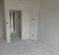 Ein weißes Zimmer mit Durchgängen in einem Einfamilienhaus, bereit zur Fertigstellung.