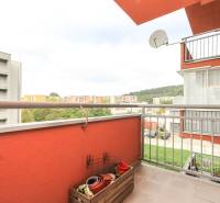Balkon in einer 2-Zimmer-Wohnung in der Liptovská-Straße in Trenčín mit Blick auf die Umgebung.