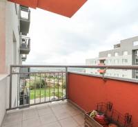 Balkon einer 2-Zimmer-Wohnung in der Liptovská Straße in Trenčín mit Blick auf die Umgebung.