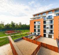 Neubau in der Zedernstraße in Košická Nová Ves mit Parkumgebung und Terrasse.