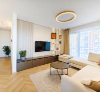 Wohnzimmer in einer 2-Zimmer-Wohnung mit Holzboden und geräumigem Sofa.