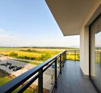 Der Balkon einer 2-Zimmer-Wohnung mit Blick auf die Natur und den Parkplatz in der Cédrová-Straße in Košice.