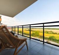Balkon einer 2-Zimmer-Wohnung mit Blick auf die Natur in der Cédrová-Straße in Košice.