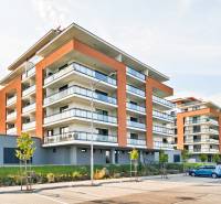 Wohnhaus in der Cédrová-Straße in Košice - Košická Nová Ves mit verglasten Balkonen.