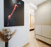 Innenraum einer 2-Zimmer-Wohnung mit Holzboden und modernem Kunstwerk.