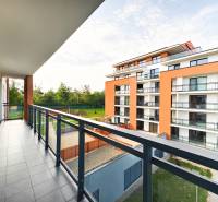 Ein Balkon mit Blick auf den Wohnkomplex in der Zedernstraße in Košická Nová Ves.