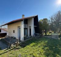 Ein Ferienhaus in Zlaté Moravce, umgeben von einem Garten und Rasen unter klarem Himmel.