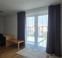 Wohnzimmer mit Tisch und Holzboden in einer 3-Zimmer-Wohnung.