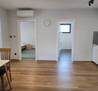 Küche in einer 3-Zimmer-Wohnung mit Holzboden und Esstisch.