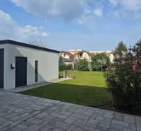 Garage und grüner Hof in Trnava in der Gábor Steiner Straße bei einer 3-Zimmer-Wohnung.