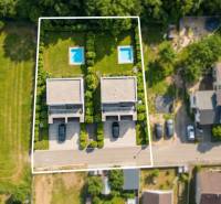 Jablonica: Zwei Häuser mit Pool, umgeben von Grün, geeignet für Grundstücke - Wohnen.