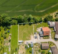 Luftaufnahme von Wohnbaugrundstücken in der Gemeinde Jablonica, umgeben von Grünflächen.