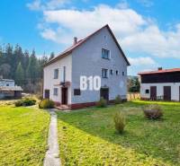 Ein Einfamilienhaus in Raková mit einem großen Grundstück, umgeben von Natur und Kiefern.