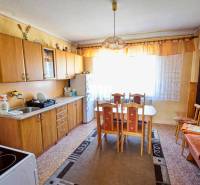 Küchenzeile mit Holzdekor, Esstisch und Stühle in einem Einfamilienhaus.