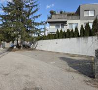 Garagen in der Vavrínova-Straße in Bratislava - Ružinov mit umliegendem Grün und Häusern.