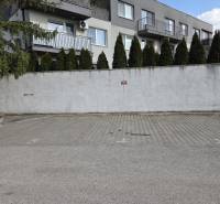 Reihenhäuser in der Vavrínová-Straße in Bratislava-Ružinov mit Parkfläche vor den Garageneingängen.