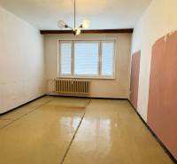 Das Zimmer in der 3-Zimmer-Wohnung hat einen Boden mit Holzdekor-Effekt und einen Heizkörper.