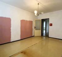 Ein Zimmer mit einzigartigen Wänden und einem Boden in Holzdekor in einer 3-Zimmer-Wohnung.