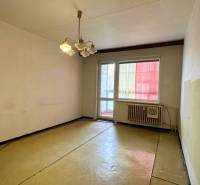 Ein Zimmer in einer 3-Zimmer-Wohnung mit Balkon, einfache Wände und Beleuchtung.