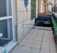 Balkon mit Fliesen, bequeme Sitzgelegenheiten und Grünflächen bei einer 3-Zimmer-Wohnung in BA - Altstadt.