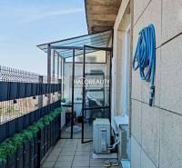 Balkon einer 3-Zimmer-Wohnung mit Glasüberdachung und Schlauch, BA - Altstadt.