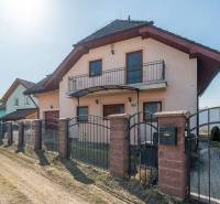 Aussicht auf ein Einfamilienhaus in Poprad mit erhöhter Anordnung und lackiertem Perimeterzaun.