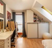 Innenraum eines Einfamilienhauses mit Holzboden, Schreibtisch und Stauraum.