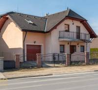 Einfamilienhaus in Poprad mit Garage, Balkon und Schrägdach.