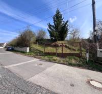 Grundstück für Wohnzwecke in der Budovateľská-Straße in Marianka mit Tor und Zufahrtsstraße.