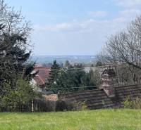 Gärten mit Aussicht zwischen Bäumen und Dächern in der Budovateľská-Straße, Marianka, Grundstücke - Wohnen.