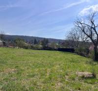 Grundstücke - Wohnen in der Budovateľská-Straße in Marianka, ruhige Lage mit viel Grün.