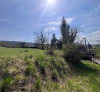 Grundstücke - Wohnen in der Budovateľská in Marianka, hangförmige Grünfläche mit Aussicht.