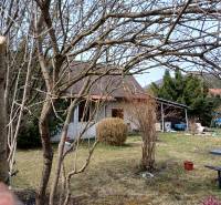 Ein Einfamilienhaus in Vrícko, umgeben von Bäumen und Rasen auf dem Land.