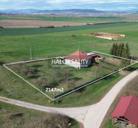 Ein Einfamilienhaus in Rimavské Janovce auf einem weitläufigen Grundstück von 2147 m², umgeben von Natur.