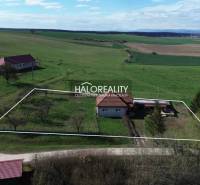 Ein Einfamilienhaus in Rimavské Janovce mit einem großen Grundstück und in einer ruhigen ländlichen Umgebung.
