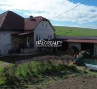 Ein Einfamilienhaus in Rimavské Janovce, mit einem roten Dach und einem weitläufigen Garten.