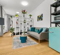 Wohnbereich in einer Einzimmerwohnung mit Holzboden und Dekorationen.
