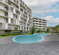 Teil des Wohngebiets auf den Polianky in Bratislava-Dúbravka ist ein Schwimmbad und moderne Architektur des Wohnhauses.