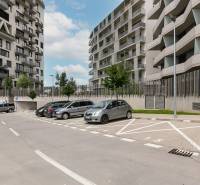 Parkplatz bei den Wohnhäusern in Polianok in Bratislava - Dúbravka.