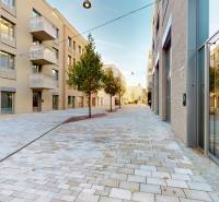 Floriánska Straße, Bratislava - Altstadt mit neuen Wohnhäusern und gepflanzten Bäumen.